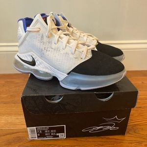 LeBron 19 low basketball sneaker men’s 7.5/ women’s 9